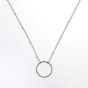 Collar sencillo y elegante de plata con colgante en forma de círculo