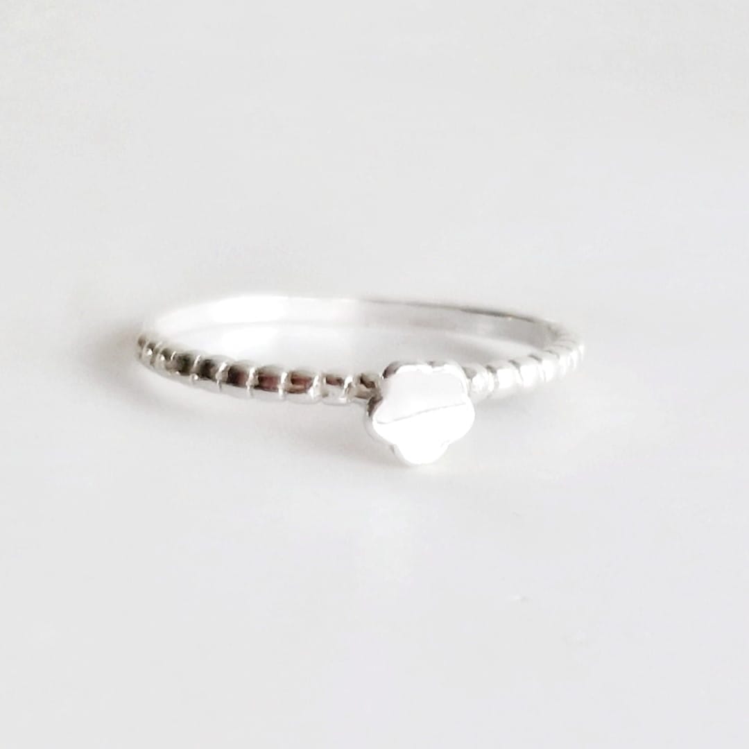 Feiner Silberring mit kleiner Blume Ringe KOOMPLIMENTS