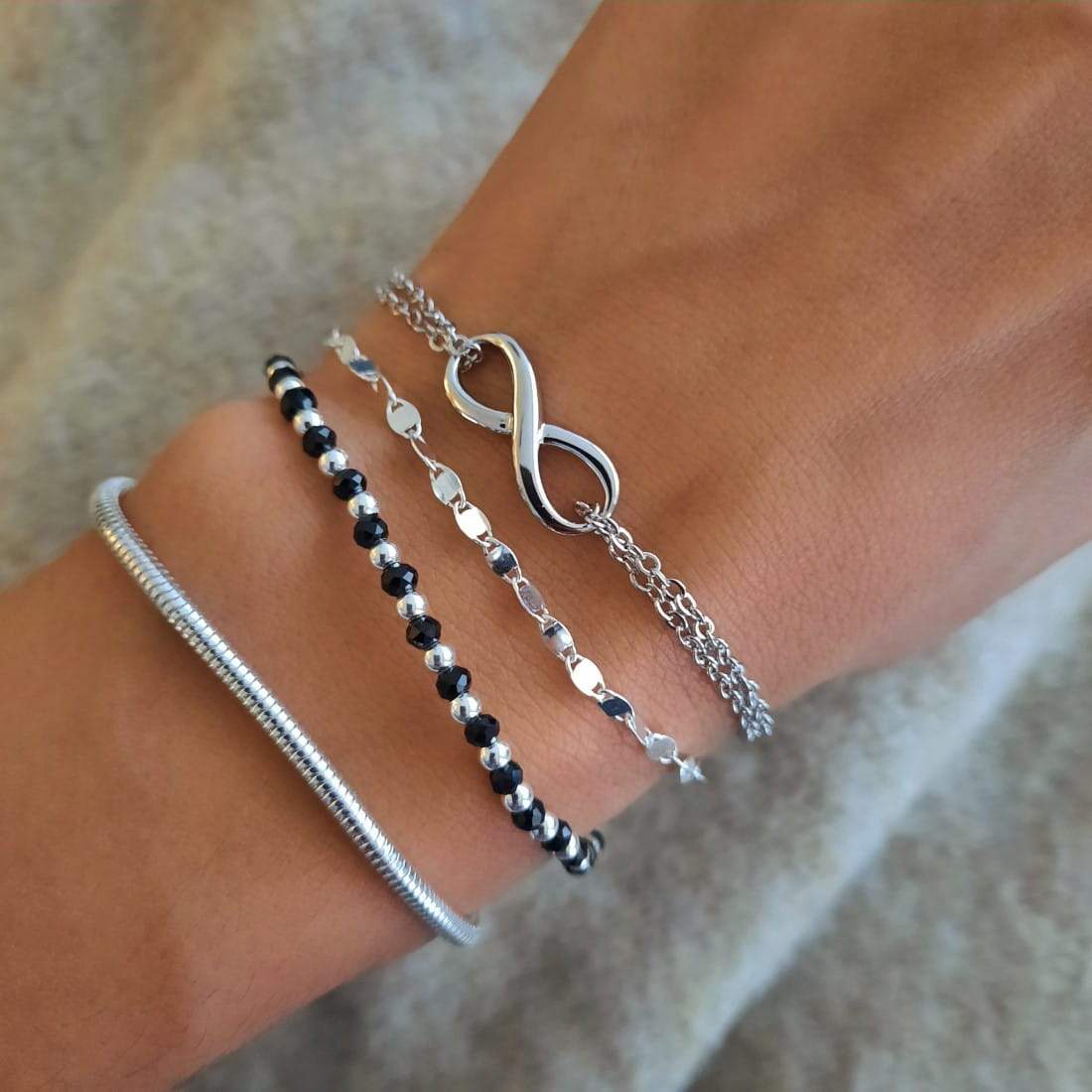 Feines Armband mit schwarzen Perlen - Secret Armband KOOMPLIMENTS