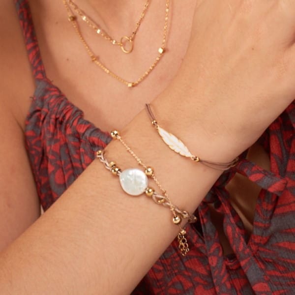 Feines braunes Armband mit Feder Anhänger Armband KOOMPLIMENTS