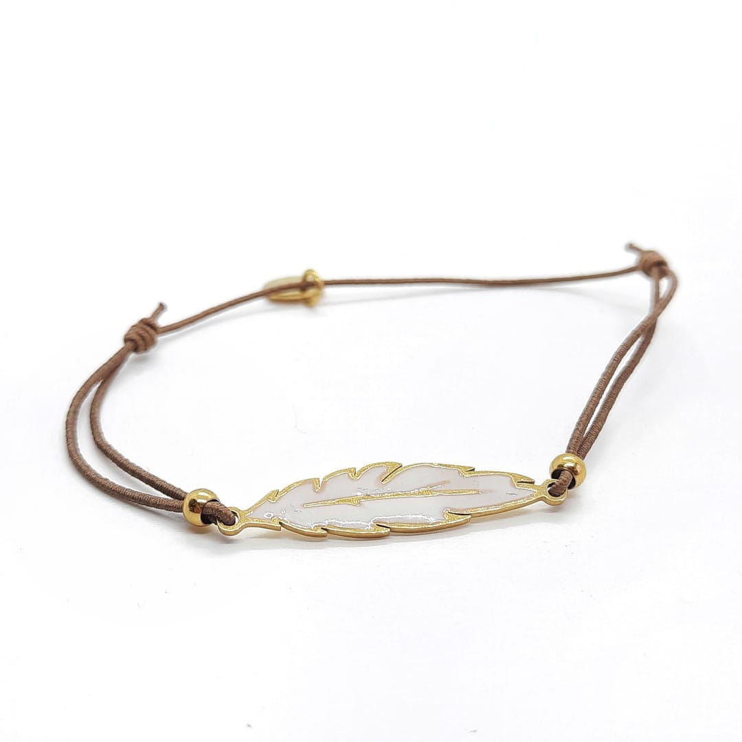 Feines braunes Armband mit Feder Anhänger Armband KOOMPLIMENTS