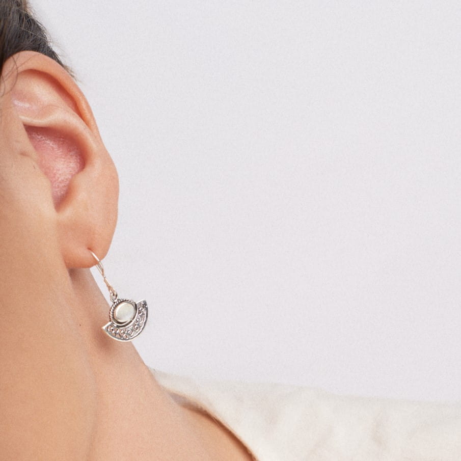 Filigrane Ohrringe mit Perlmutt Anhänger Ohrringe KOOMPLIMENTS 