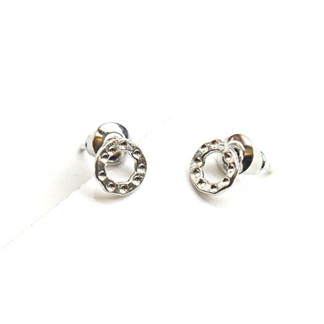 Gehämmerte Mini-Kreis-Ohrstecker - Simple Circle Ohrstecker KOOMPLIMENTS