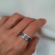 Geometrischer Ring aus Silber mit griechischer Spirale Ringe KOOMPLIMENTS