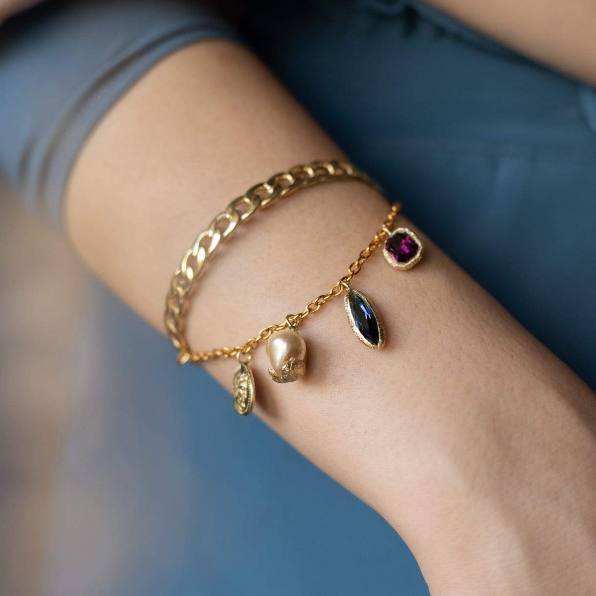 Gold Armband mit Swarovski Stein und Charms - Framboise Armband KOOMPLIMENTS