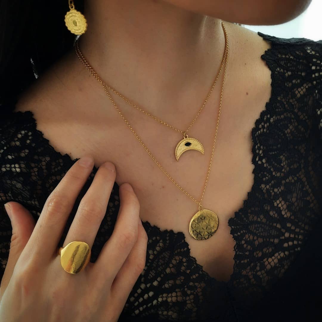 Gold Halskette mit Anhänger Abnehmender Mond Halsketten KOOMPLIMENTS
