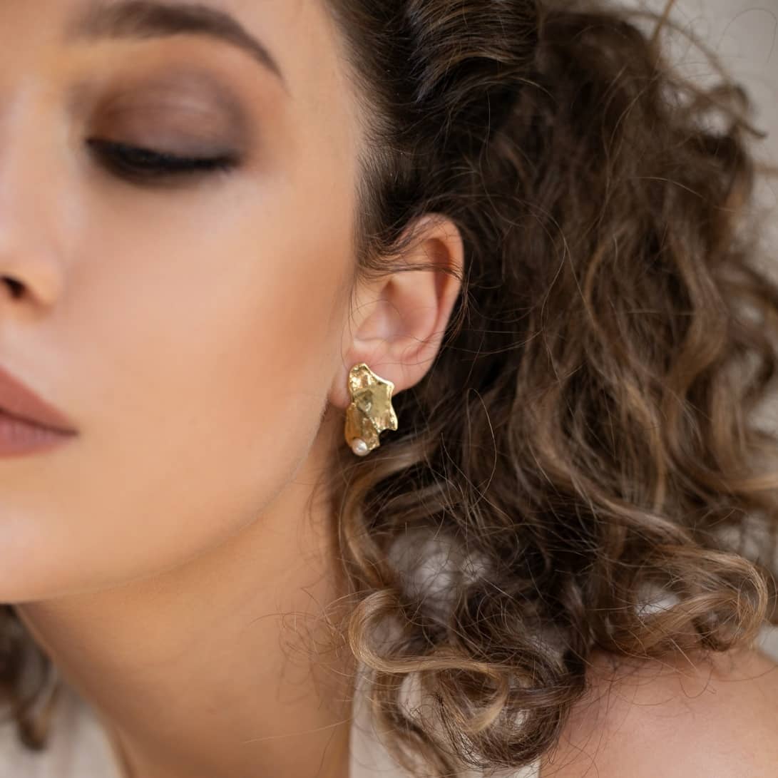 Gold Ohrringe mit Perle - Sophistication Ohrringe KOOMPLIMENTS