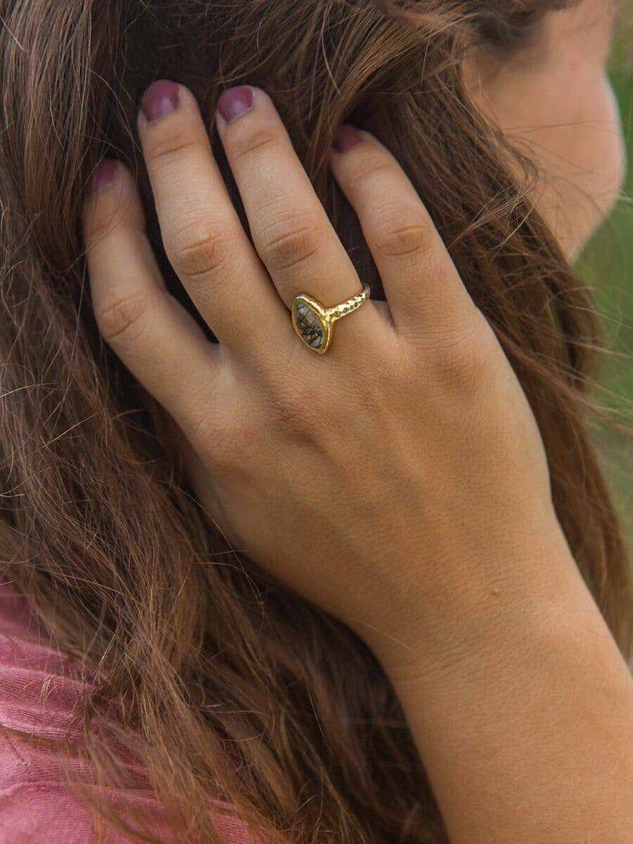 Gold Ring mit Quarz und Rutil - MANDEL Ringe KOOMPLIMENTS