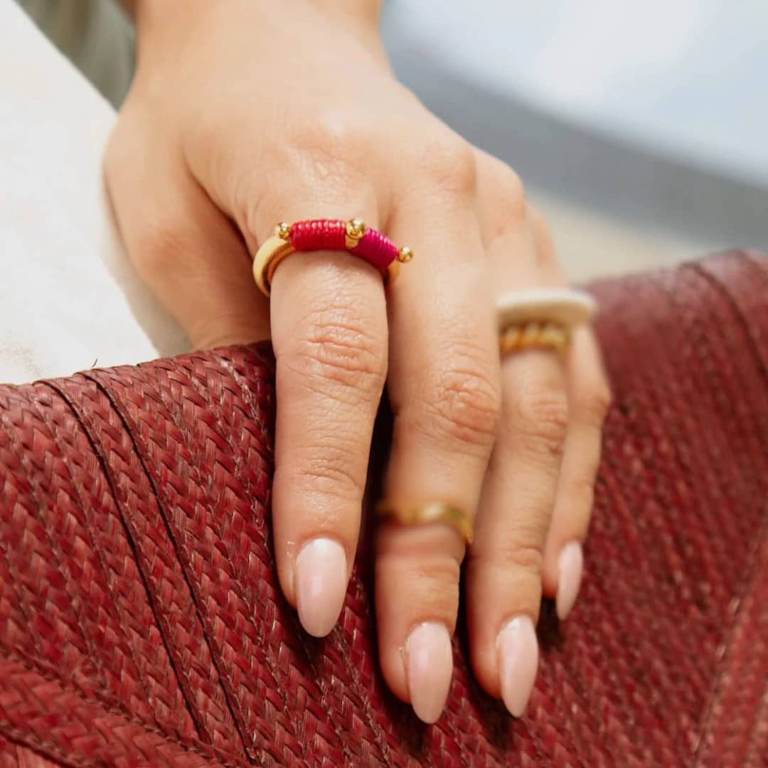 Goldring mit Spikes und Faden - FARO Ringe KOOMPLIMENTS