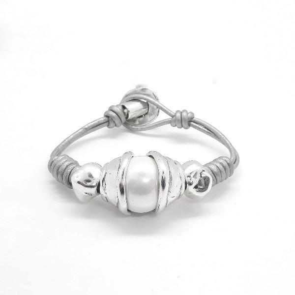 Graues Lederarmband mit grosser Perle - Ojo Armband KOOMPLIMENTS
