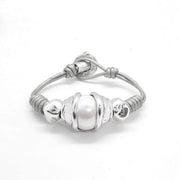 Graues Lederarmband mit grosser Perle - Ojo Armband KOOMPLIMENTS