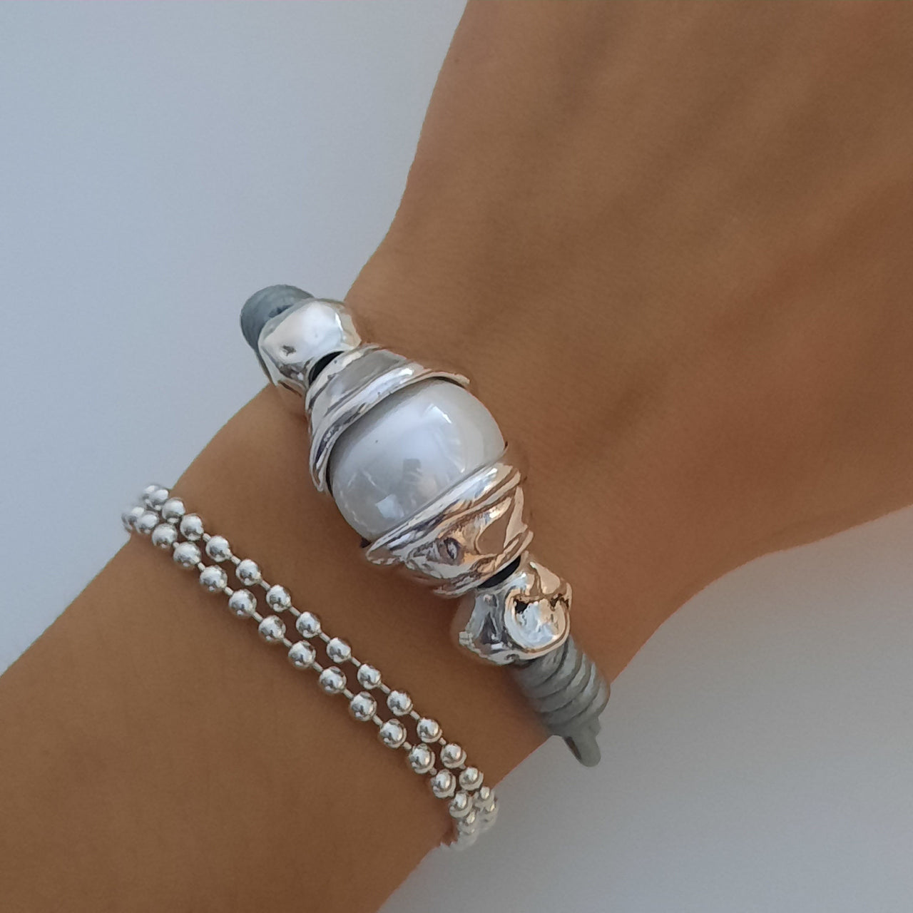 Graues Lederarmband mit grosser Perle - Ojo Armband KOOMPLIMENTS