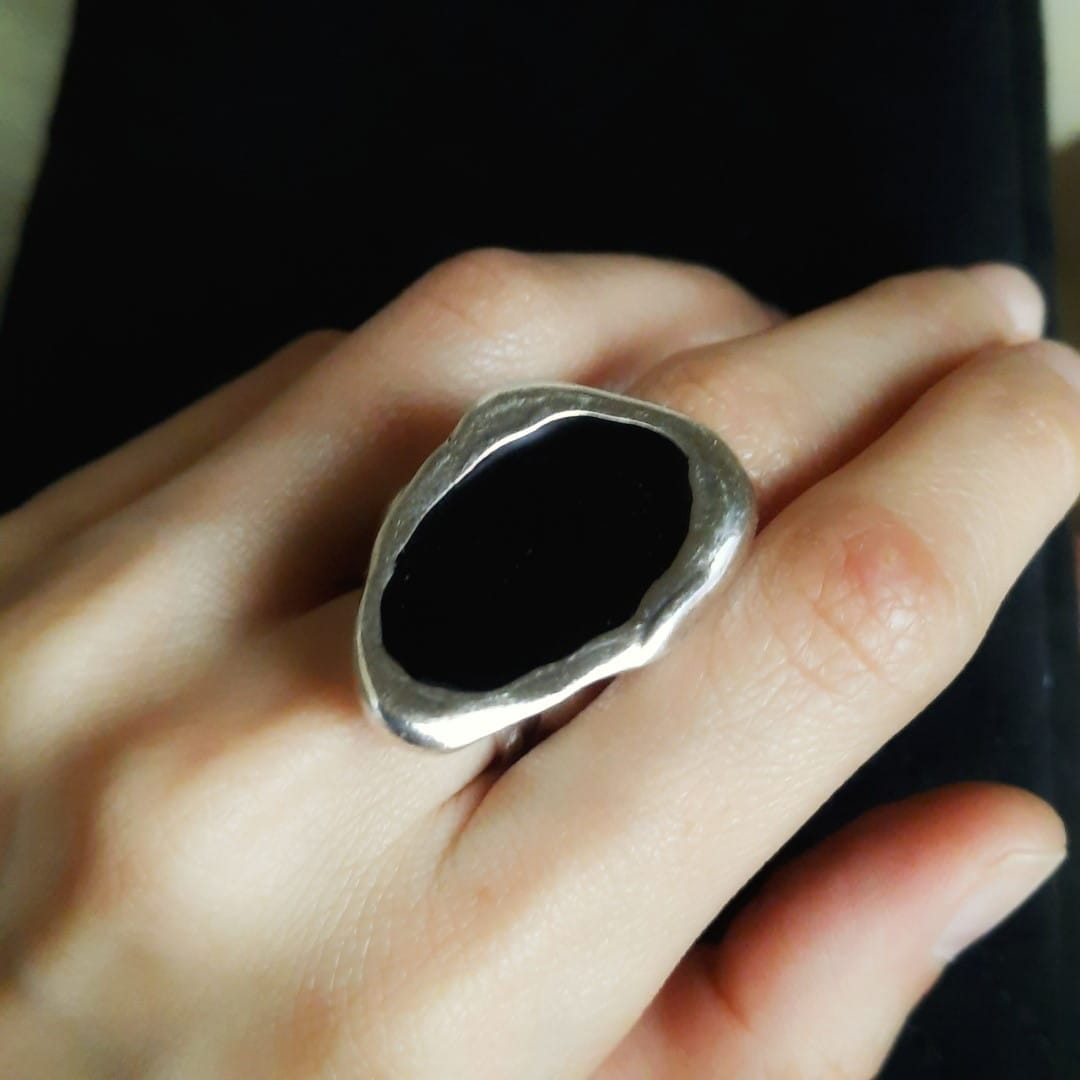 Großer flacher schwarzer Ring - Deep Hole Ringe KOOMPLIMENTS