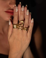 Großer Gold Ring mit spezieller Form - KELLY Ringe KOOMPLIMENTS