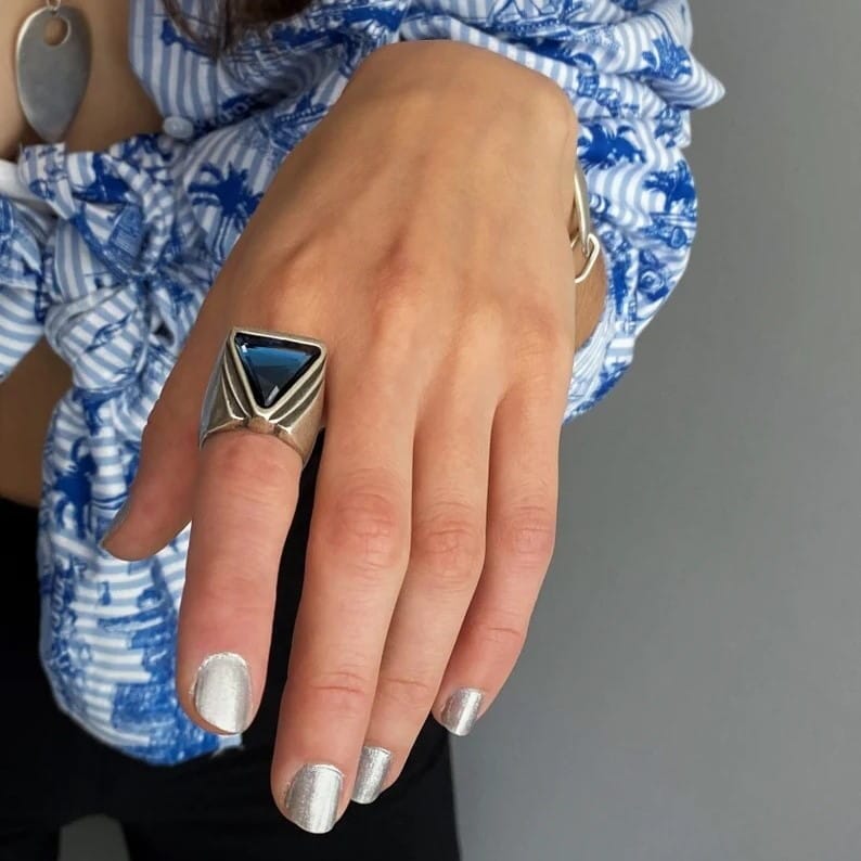 Großer Ring mit blauem Kristall - TRIANGLE Ringe KOOMPLIMENTS