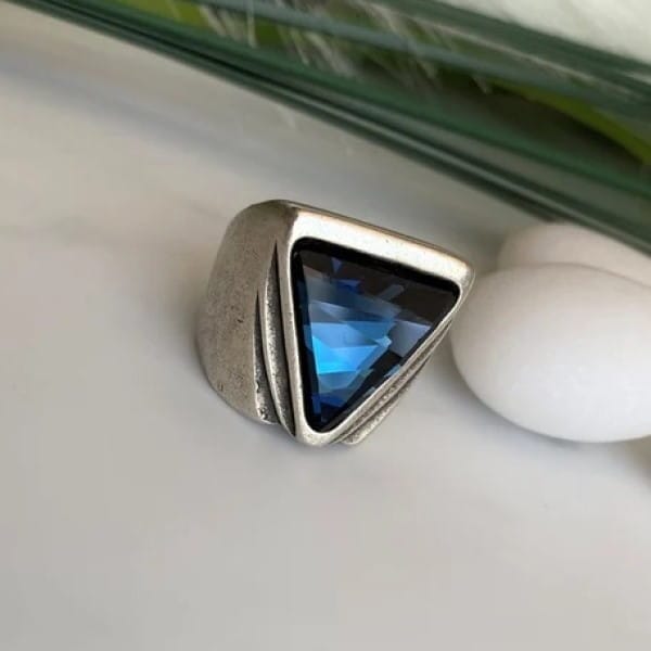 Großer Ring mit blauem Kristall - TRIANGLE Ringe KOOMPLIMENTS