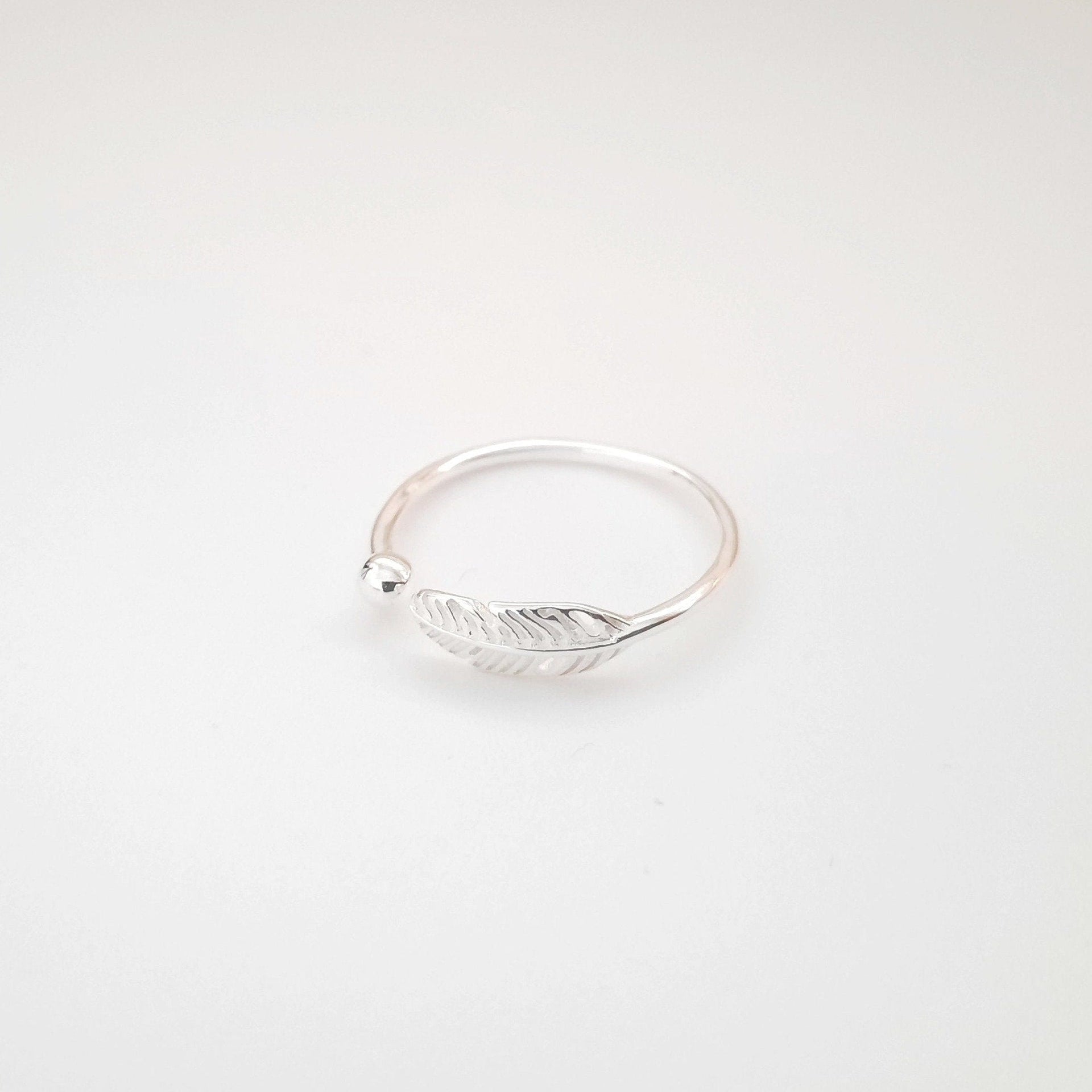 Halb Ring aus Silber mit Feder Ringe KOOMPLIMENTS