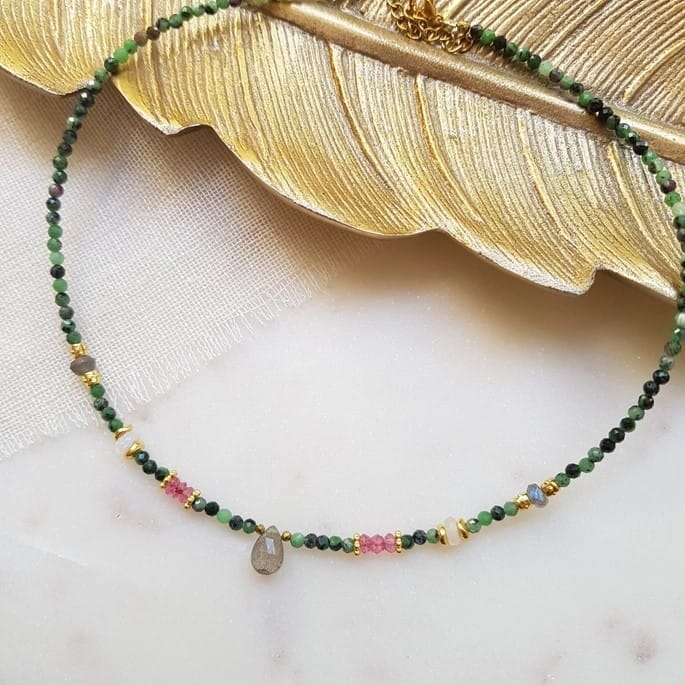 Halskette aus Zoïsit, Rubin und Labradorit Collares KOOMPLIMENTS