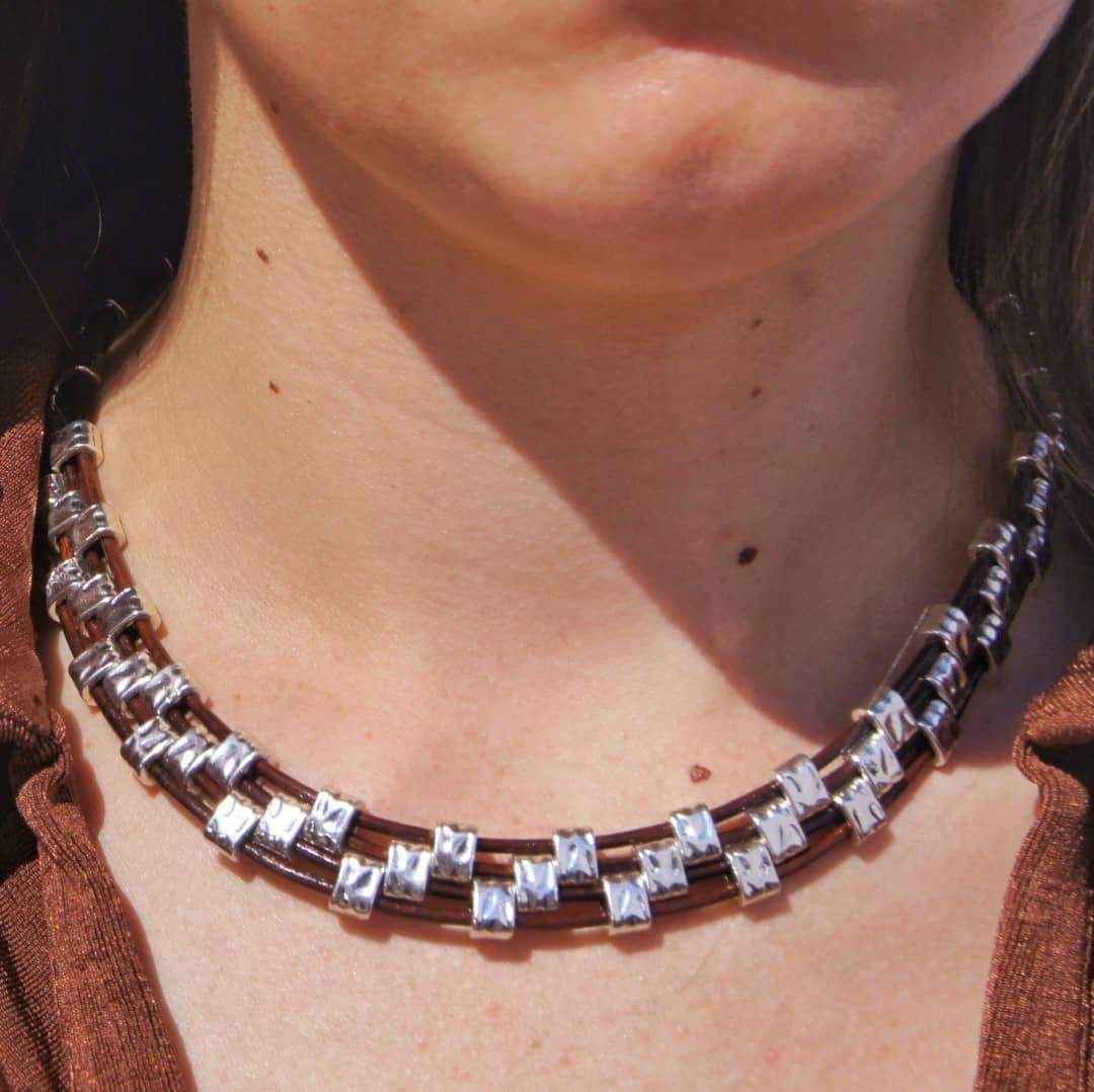 Halskette mit flachen Perlen - Alcázar Collares KOOMPLIMENTS