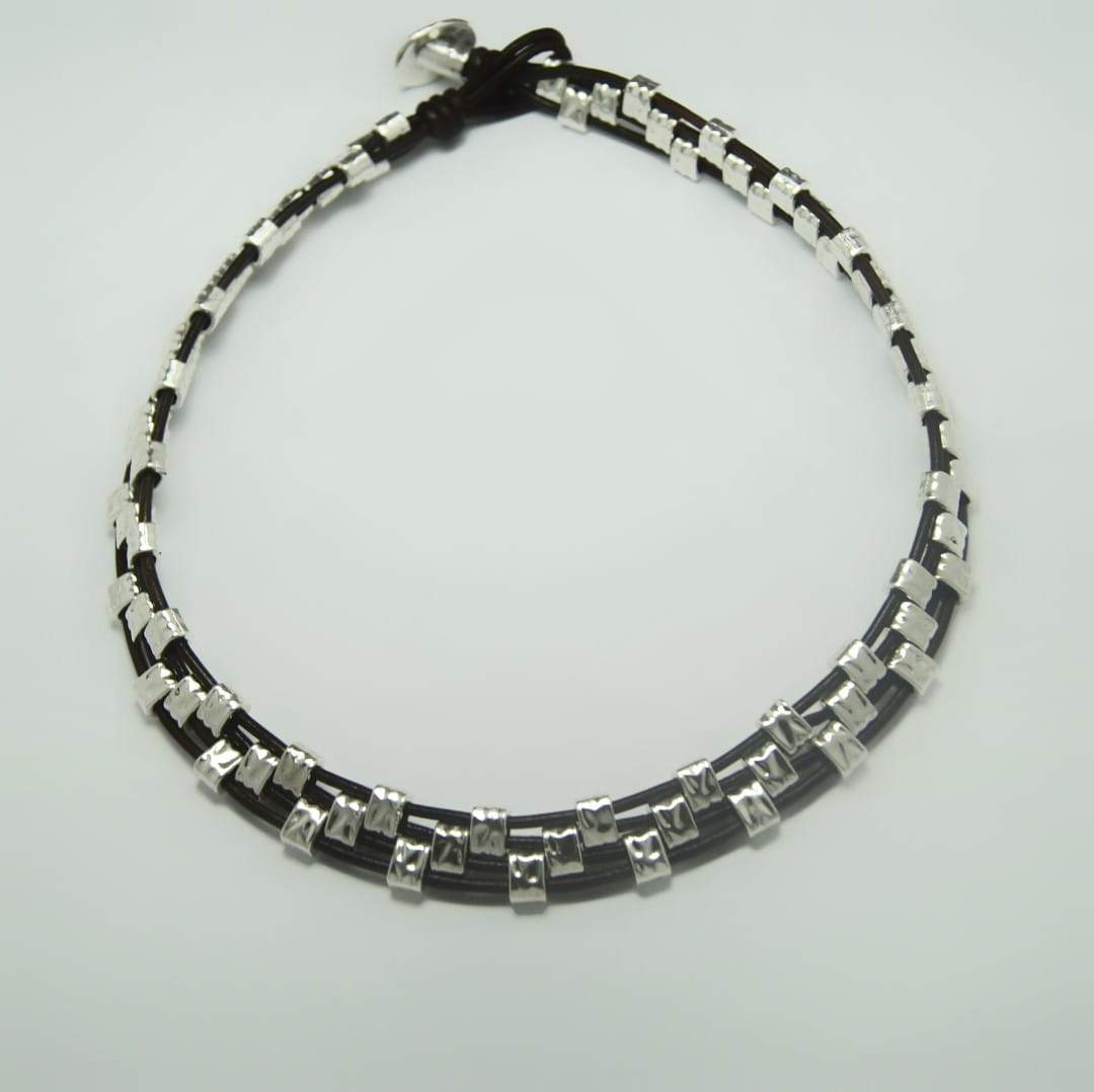 Halskette mit flachen Perlen - Alcázar Collares KOOMPLIMENTS