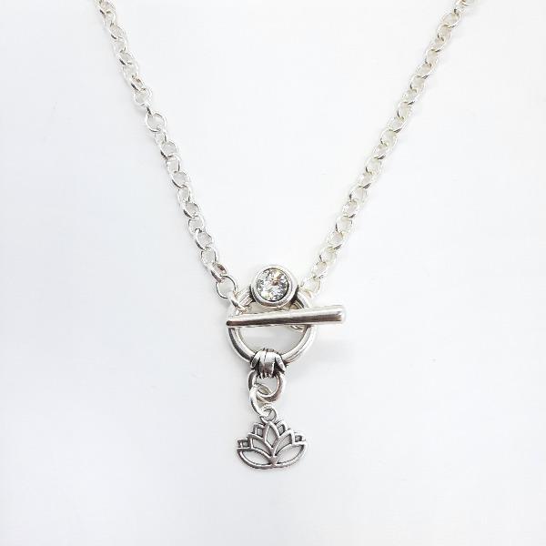 Halskette mit Lotusblume und Swarovski - Shine White Cercle Halsketten KOOMPLIMENTS