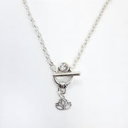 Halskette mit Lotusblume und Swarovski - Shine White Cercle Halsketten KOOMPLIMENTS