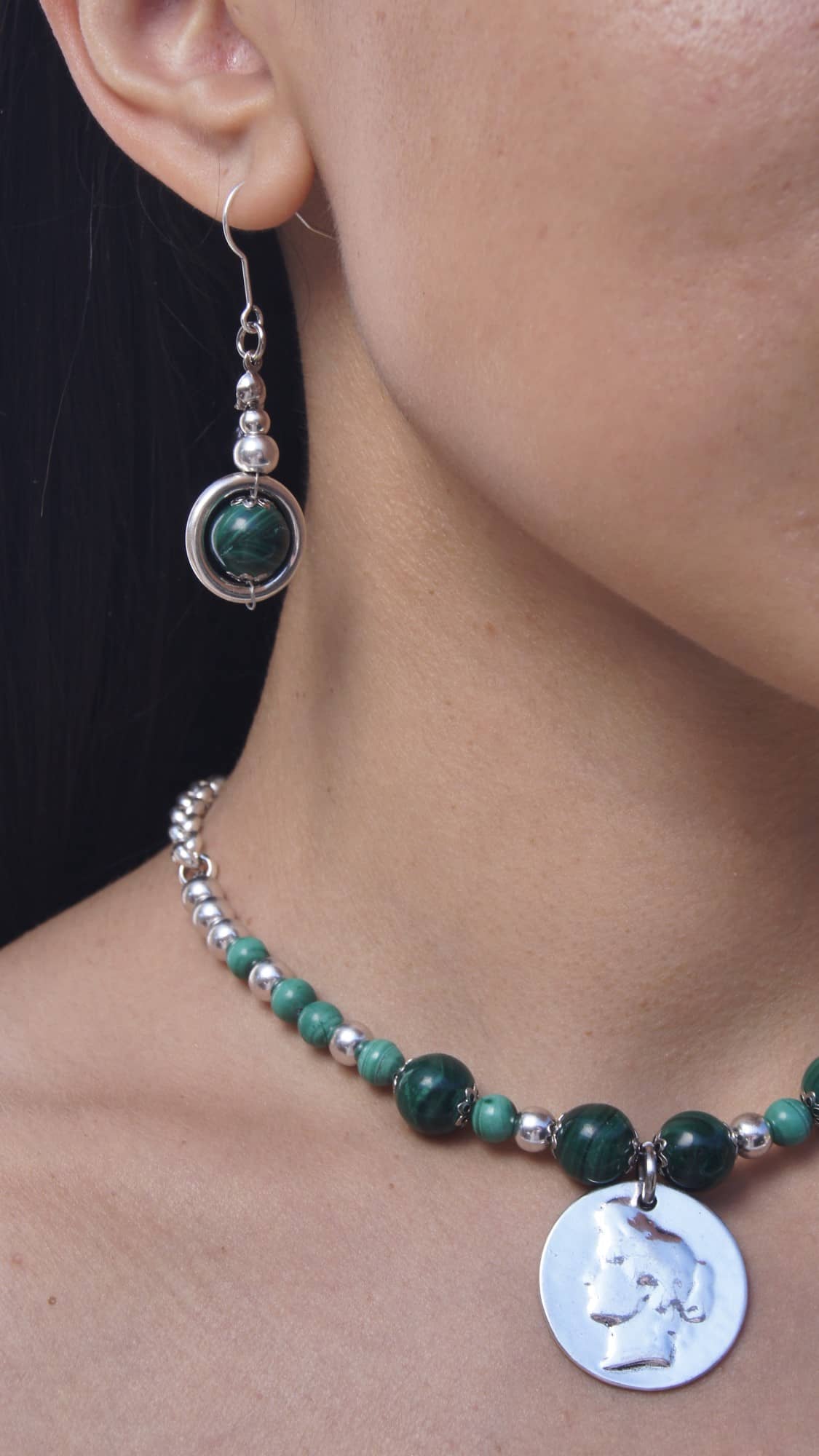 Halskette mit Medaillon und malachit Naturperlen - Goddess Halsketten KOOMPLIMENTS