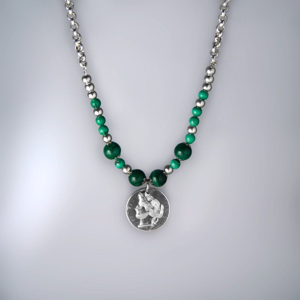 Halskette mit Medaillon und malachit Naturperlen - Goddess Halsketten KOOMPLIMENTS