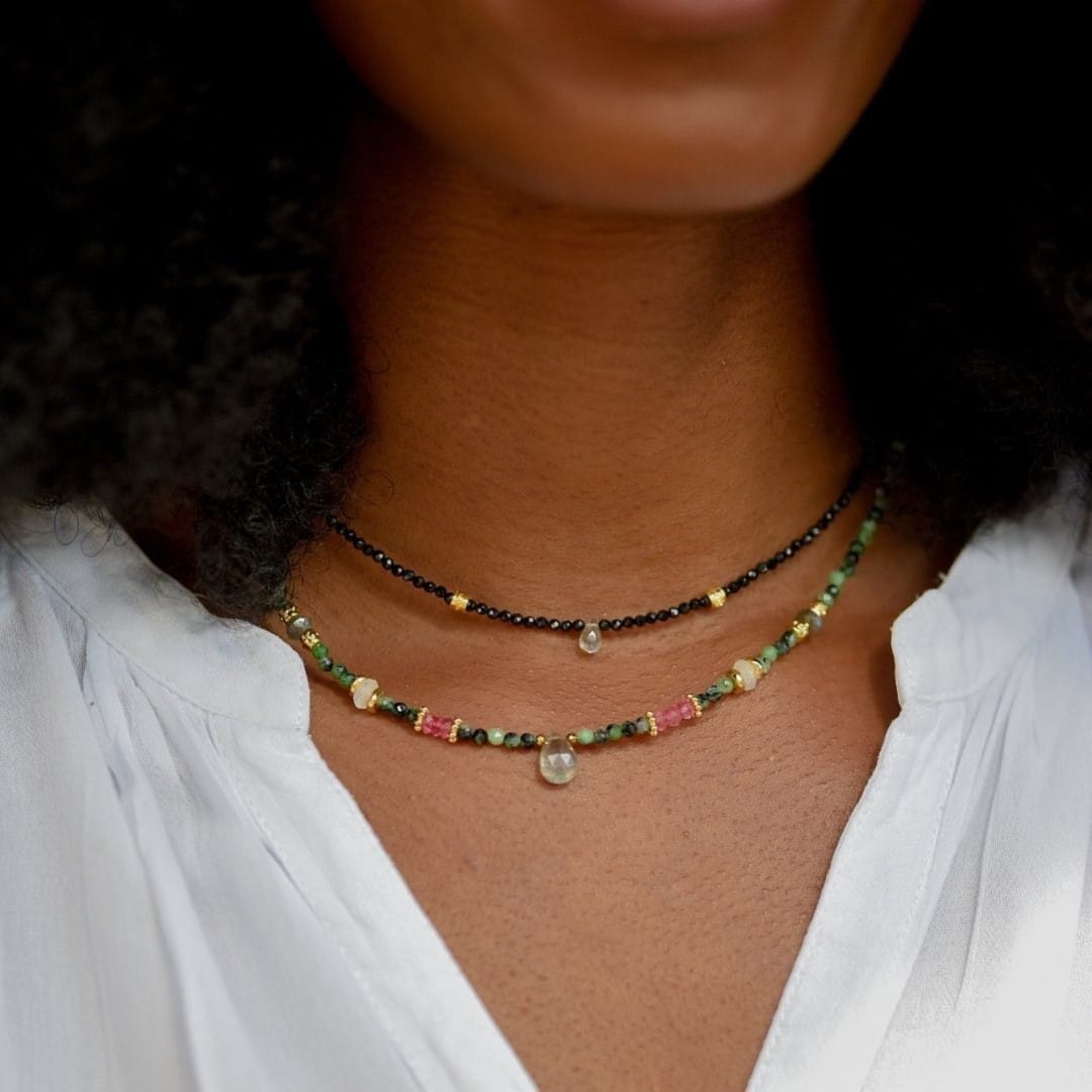 Halskette mit schwarzen Natursteinenm - ALINIA Collares KOOMPLIMENTS