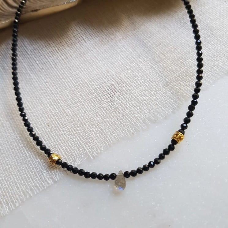Halskette mit schwarzen Natursteinenm - ALINIA Collares KOOMPLIMENTS