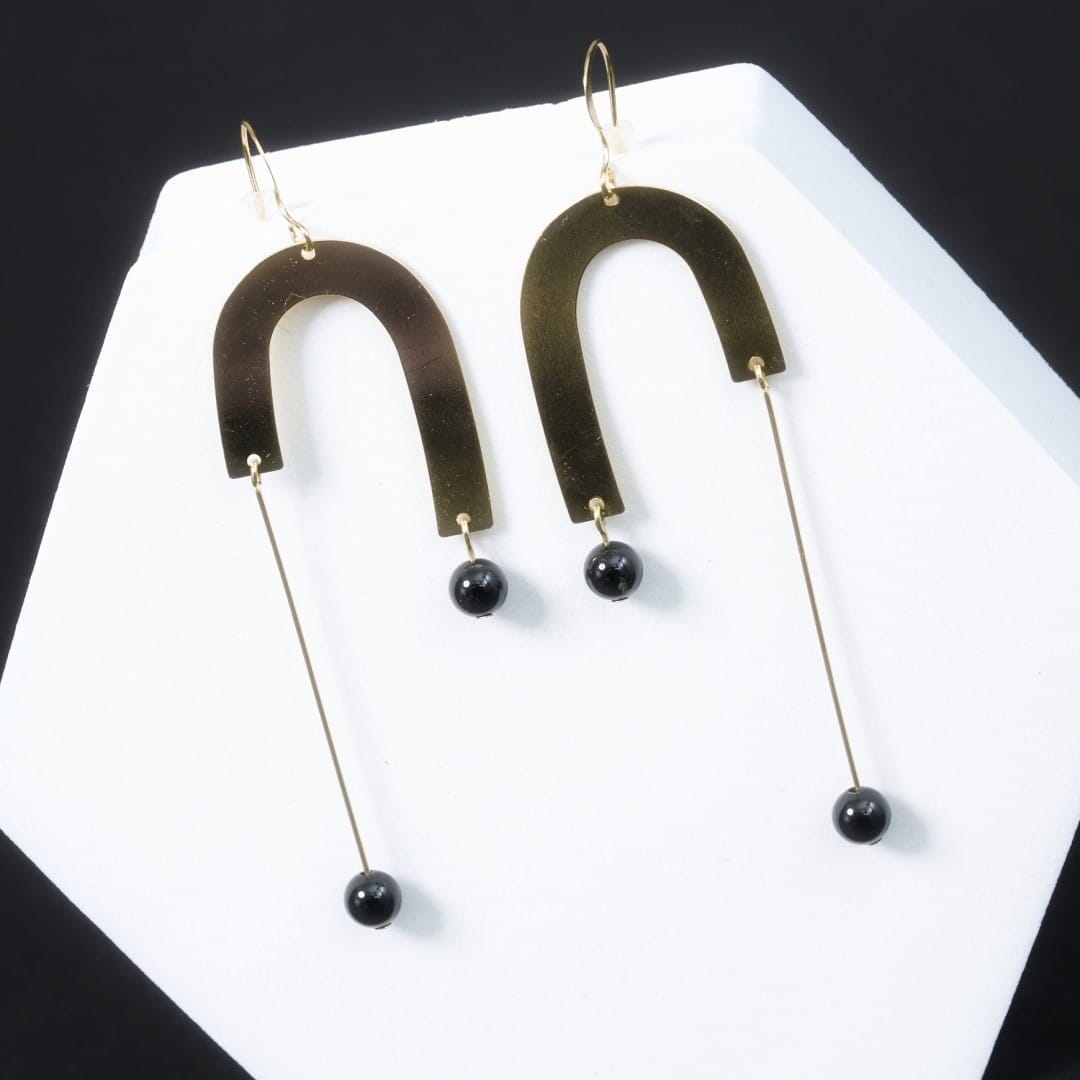 Hängende Gold Ohrringe mit Onyx - Gleichgewicht Ohrringe KOOMPLIMENTS