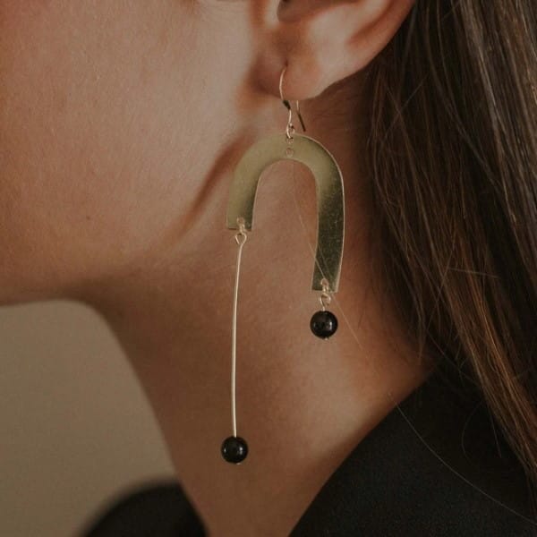 Hängende Gold Ohrringe mit Onyx - Gleichgewicht Ohrringe KOOMPLIMENTS 