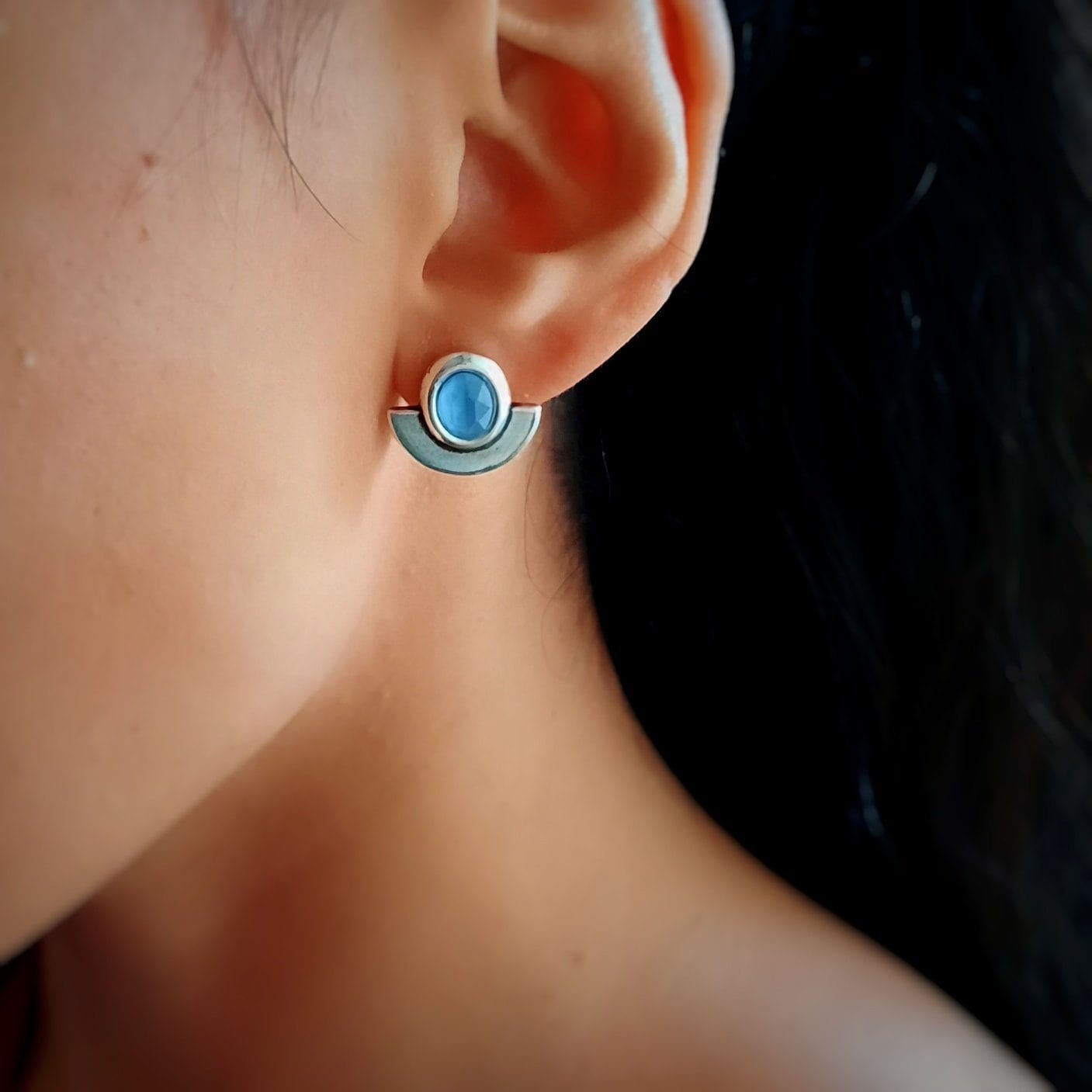 Kristall Ohrstecker mit Halbkreis - Cristal Light Blue Ohrstecker KOOMPLIMENTS