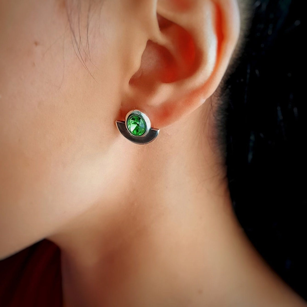 Kristall Ohrstecker mit Halbkreis - Cristal Peridot Ohrstecker KOOMPLIMENTS