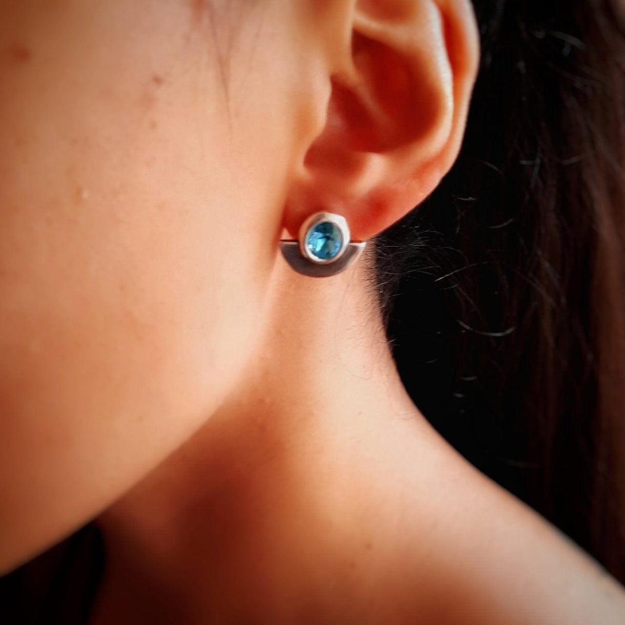 Kristall Ohrstecker mit Halbkreis - Cristal Sky Blue Ohrstecker KOOMPLIMENTS