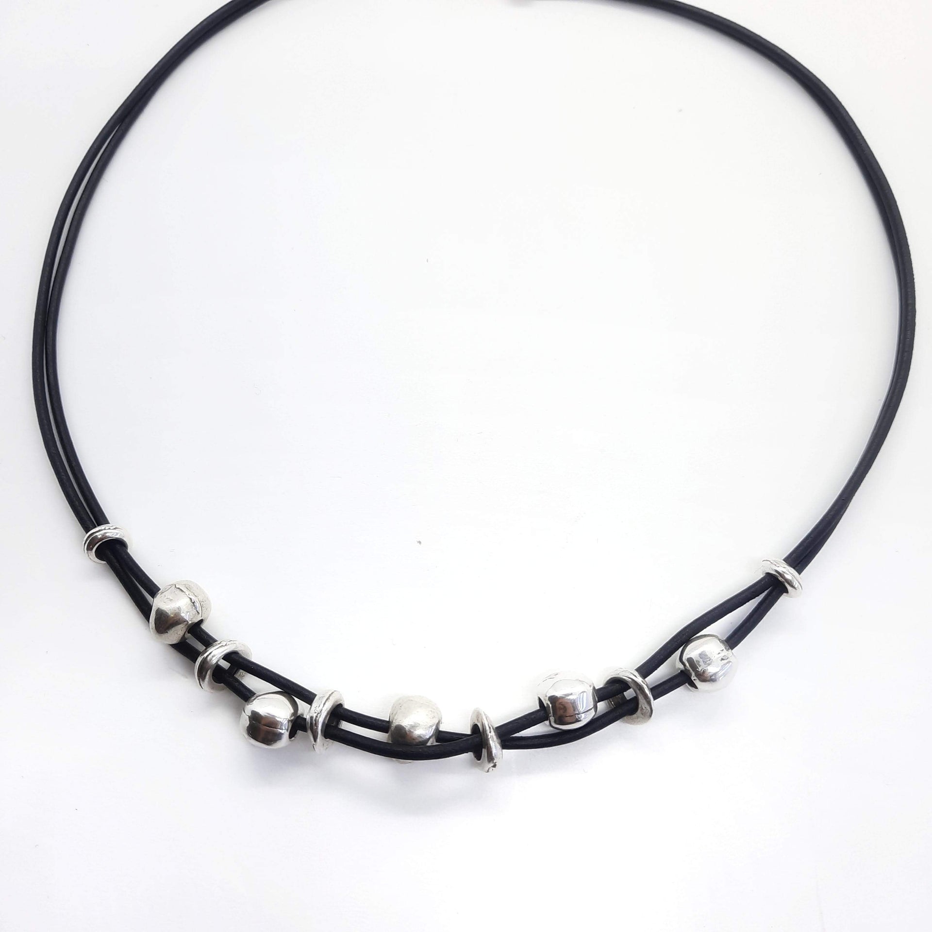 Kurze Halskette mit runden und flachen Perlen - Kreisbahn Halskette KOOMPLIMENTS