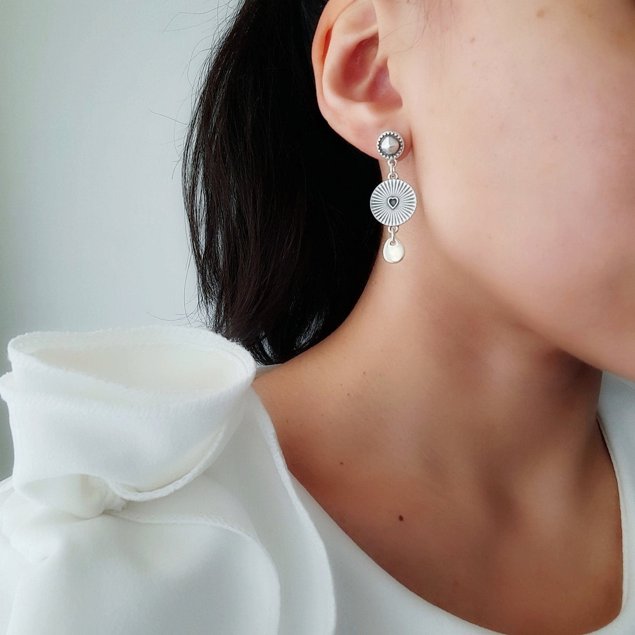 Lange Damen Ohrringe mit Herz Medaillons - Hearts Ohrringe KOOMPLIMENTS