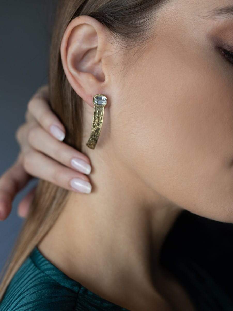 Lange Gold Ohrringe mit Swarovski-Stein - Thin Pina Ohrringe KOOMPLIMENTS