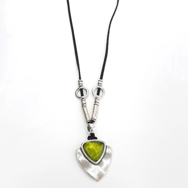 Lange Halskette mit Dreieck Anhänger - Limette Halsketten KOOMPLIMENTS