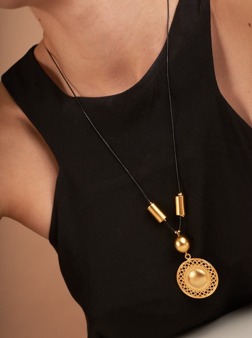 Lange Halskette mit Goldmedaillon - MUISCA Halsketten KOOMPLIMENTS