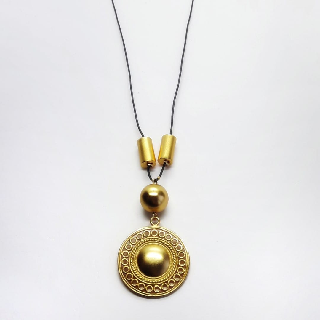 Lange Halskette mit Goldmedaillon - MUISCA Halsketten KOOMPLIMENTS