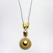 Lange Halskette mit Goldmedaillon - MUISCA Halsketten KOOMPLIMENTS