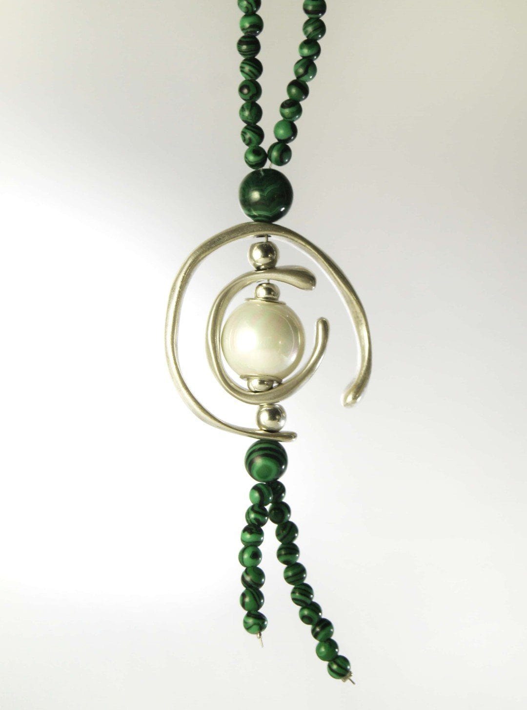 Lange Halskette mit Malachit und weisser Perle -  Marina Halsketten KOOMPLIMENTS