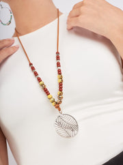 Lange Halskette mit Medaillon in Form tropischer Blätter Halsketten KOOMPLIMENTS 