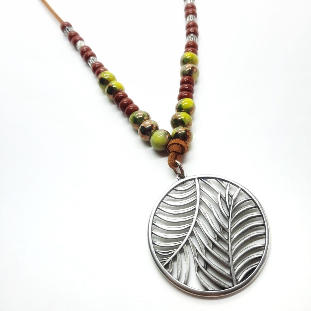 Lange Halskette mit Medaillon in Form tropischer Blätter Halsketten KOOMPLIMENTS 