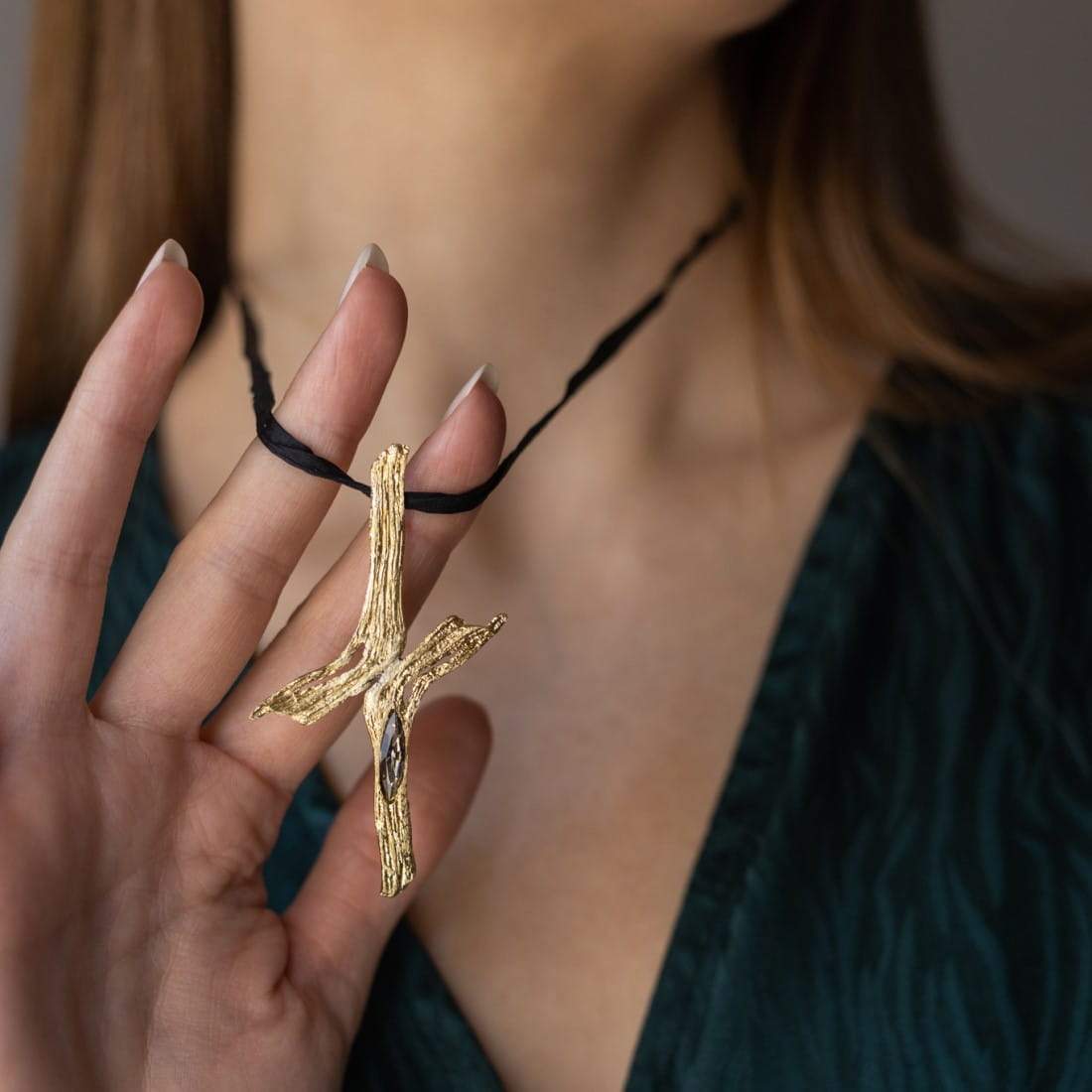 Lange Halskette mit originellem Kreuz - STAVROS Halsketten KOOMPLIMENTS