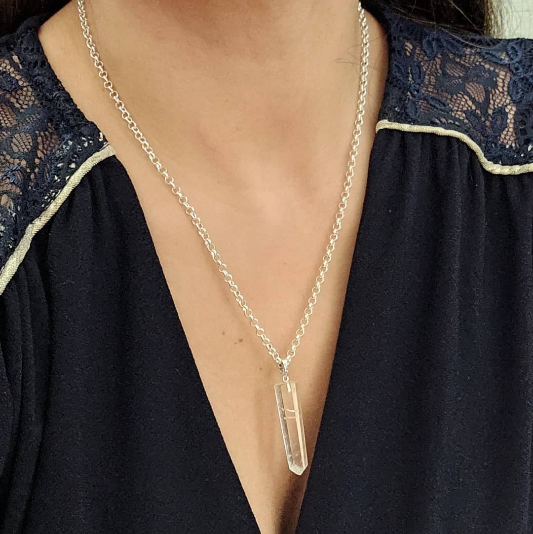 Lange Halskette mit weißem Quarz-Anhänger Halsketten KOOMPLIMENTS