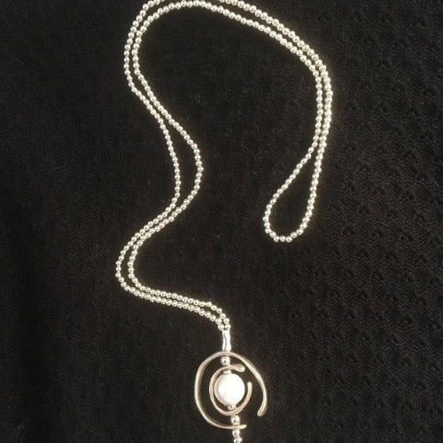 Lange Halskette mit weisser Perle - Marina Halsketten KOOMPLIMENTS