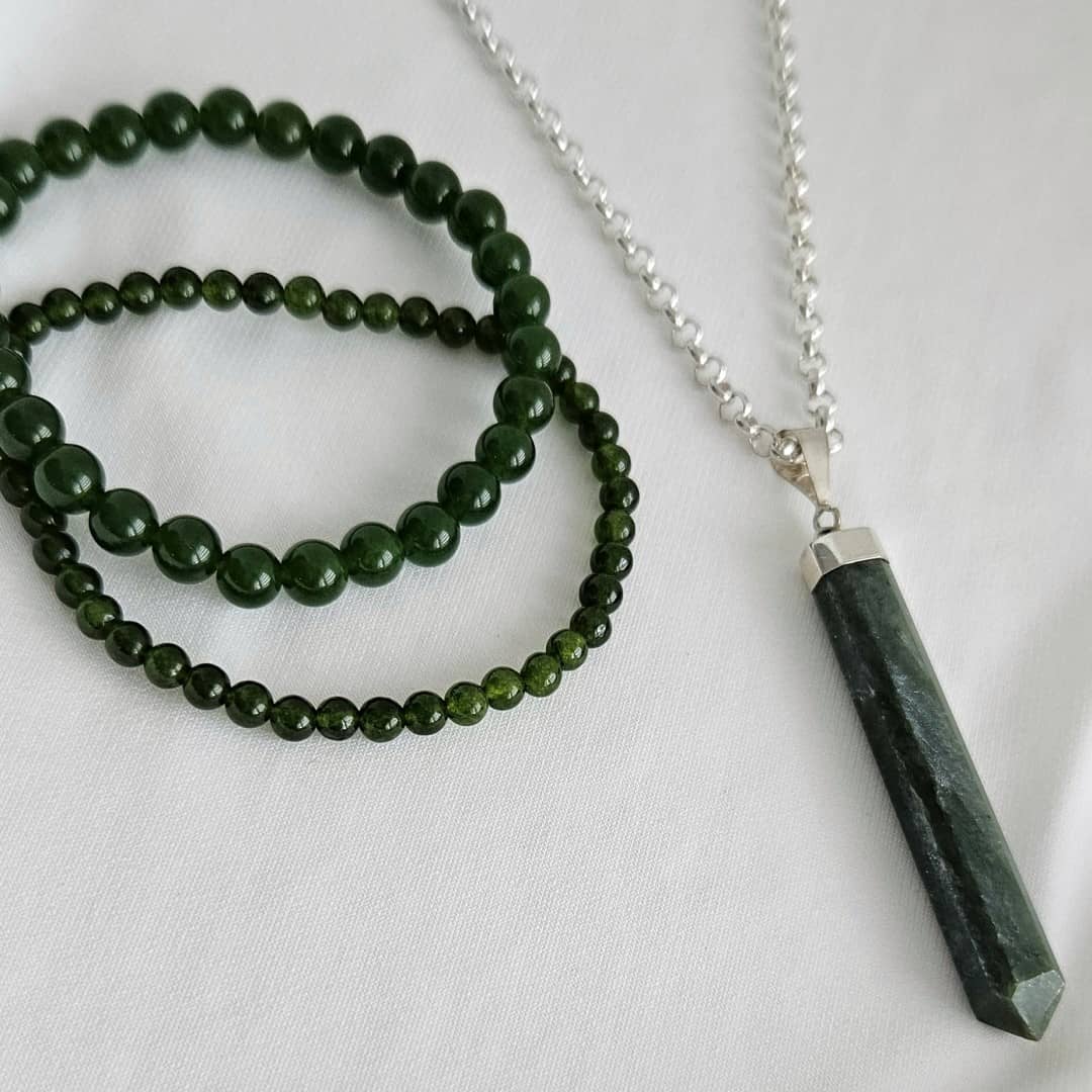 Lange Kette mit Nephrit-Jade-Anhänger Halsketten KOOMPLIMENTS