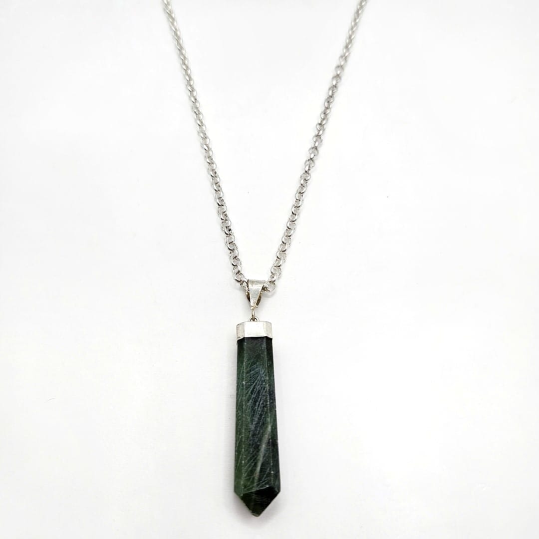 Lange Kette mit Nephrit-Jade-Anhänger Halsketten KOOMPLIMENTS